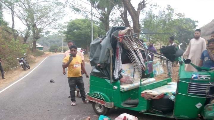 খাগড়াছড়ির রামগড়ে বালু বোঝাই বেপরোয়া ট্রাকের চাপায় সিএনজি আরোহী মা ও কন্যা শিশুর মৃত্যু